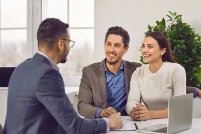 Vendre un bien immobilier via une agence comporte plusieurs étapes